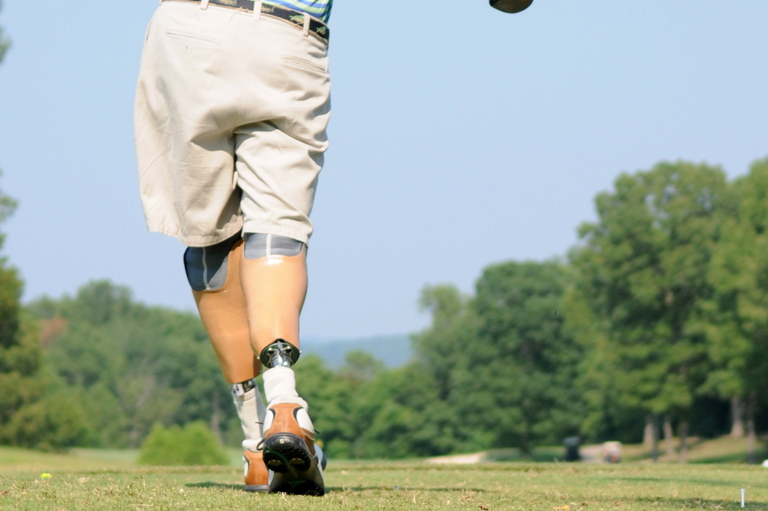 Jordan Thomas golfing